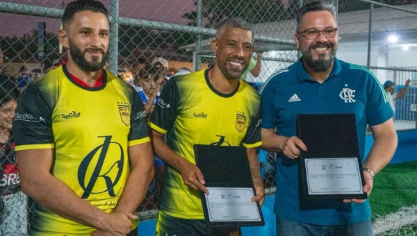 Com jogo festivo, senador Alan Rick e Léo Moura inauguram escolinha de futebol em Senador Guiomard