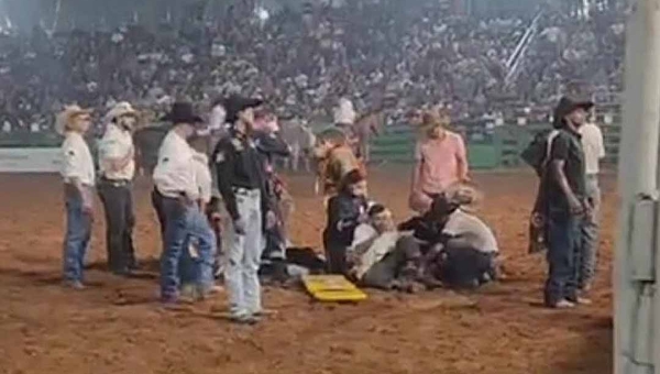 Competidor finalista no rodeio da Expoacre é pisoteado por touro durante montaria