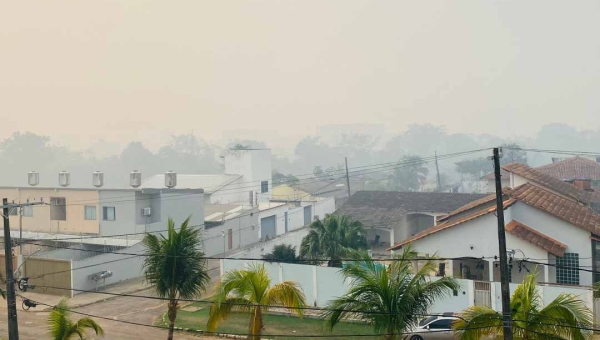 Rio Branco amanhece coberta por fumaça; situação se torna cada vez mais preocupante