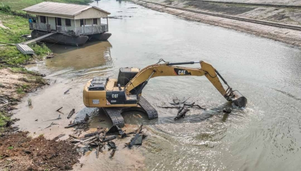 Com a meta de retirar mais de 200 toneladas de lixo do rio Acre, governo inicia limpeza do manancial em Rio Branco