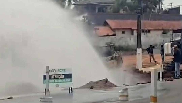 Máquina do Deracre atinge adutora na Antônio da Rocha Viana; veja vídeo