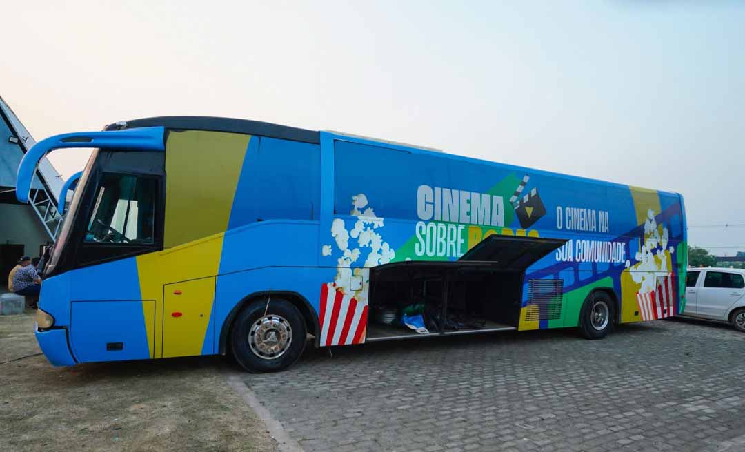 Projeto que leva cinema aos bairros faz três exibições na Semana da Criança