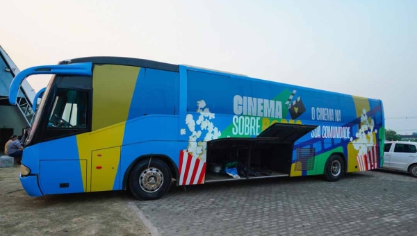 Projeto que leva cinema aos bairros faz três exibições na Semana da Criança