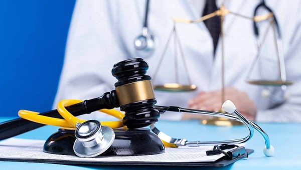 Justiça condena médico do Acre a indenizar enfermeiros: “merda na cabeça”