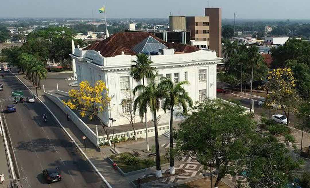Governo do Acre revoga decreto que dispensava grupos de risco do trabalho presencial em decorrência da fumaça