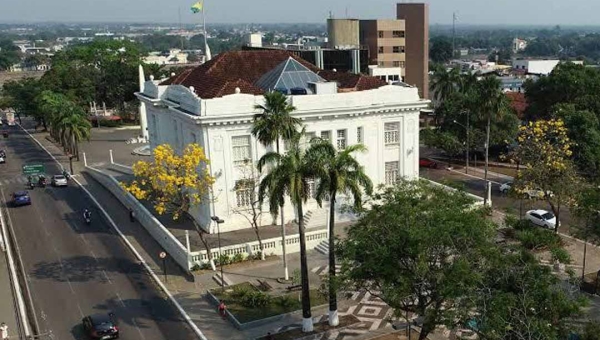 Governo do Acre revoga decreto que dispensava grupos de risco do trabalho presencial em decorrência da fumaça