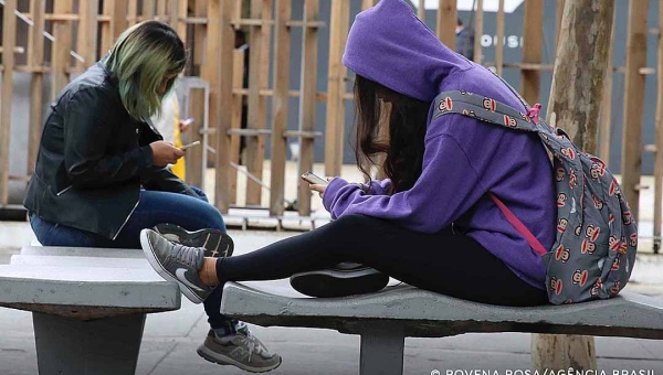 Celular em sala de aula desafia dia a dia de professores, dizem pesquisadores