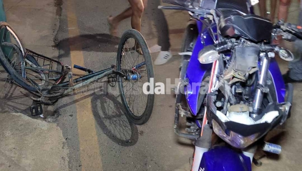 Ciclista fica em estado gravíssimo após atravessar na frente de motociclista na Avenida Chico Mendes