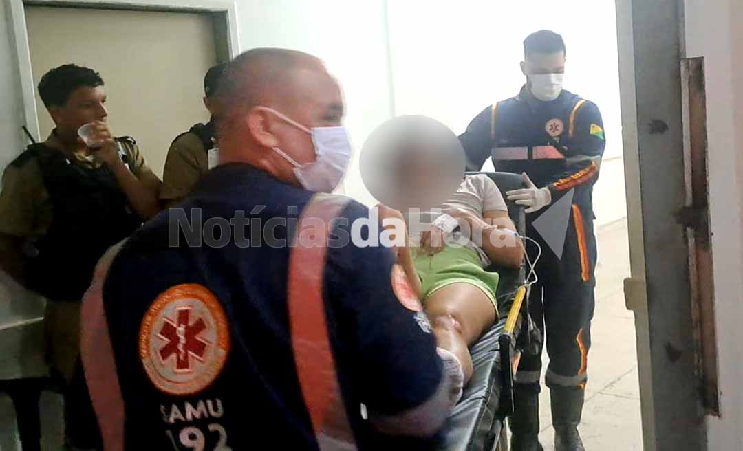 Colisão entre moto por aplicativo e carro deixa passageira com fratura exposta em Rio Branco