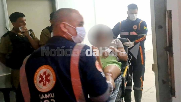 Colisão entre moto por aplicativo e carro deixa passageira com fratura exposta em Rio Branco