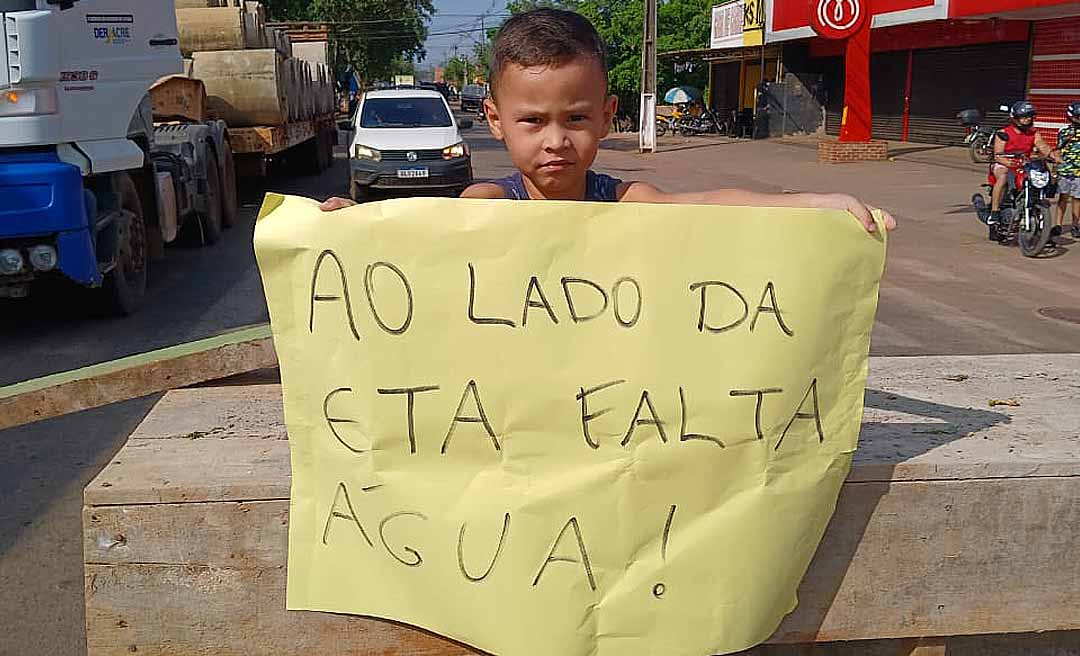 Sem água há um mês, moradores do Airton Sena e Boa União fecham Estrada da Sobral em protesto