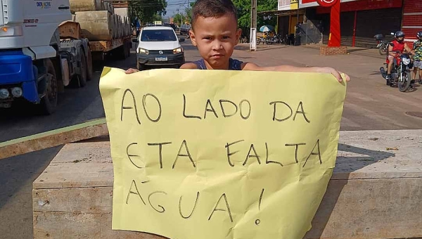Sem água há um mês, moradores do Airton Sena e Boa União fecham Estrada da Sobral em protesto