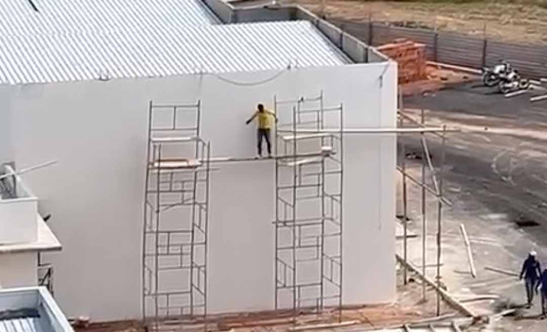 Operários trabalham sem Equipamentos de Proteção Individual (EPIs) na obra da nova sede da Câmara de Rio Branco; veja o vídeo