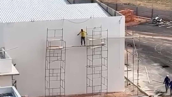 Operários trabalham sem Equipamentos de Proteção Individual (EPIs) na obra da nova sede da Câmara de Rio Branco; veja o vídeo