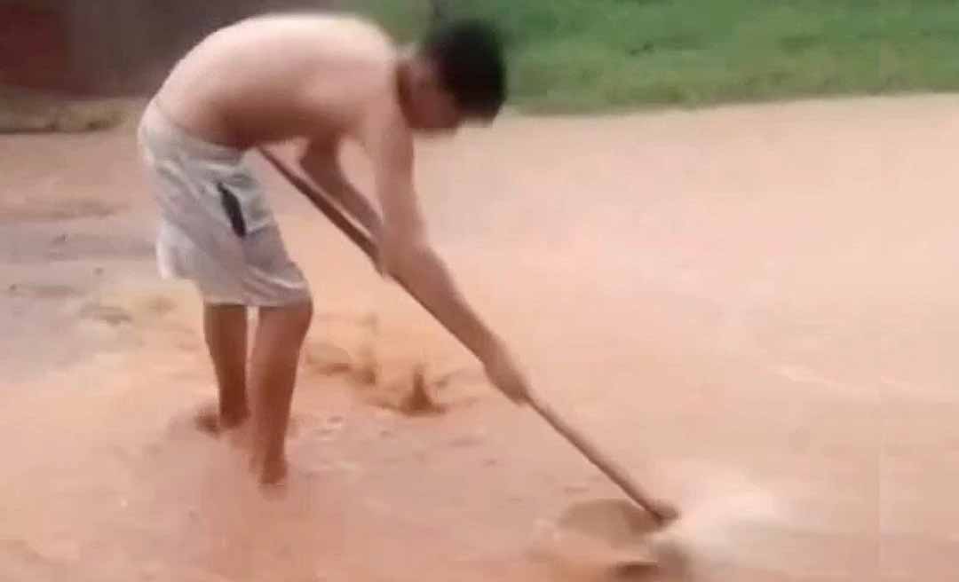 Barro colocado pela prefeitura em buraco em rua no Tancredo Neves gera transtornos para moradores na hora da chuva