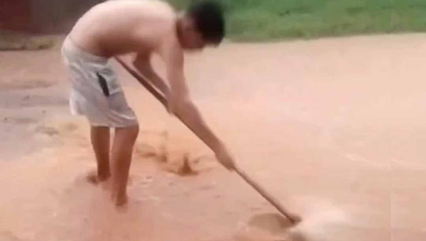 Barro colocado pela prefeitura em buraco em rua no Tancredo Neves gera transtornos para moradores na hora da chuva