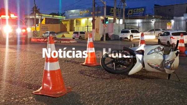 Na Capital, carro avança sinal vermelho e deixa motociclista ferido com fratura exposta