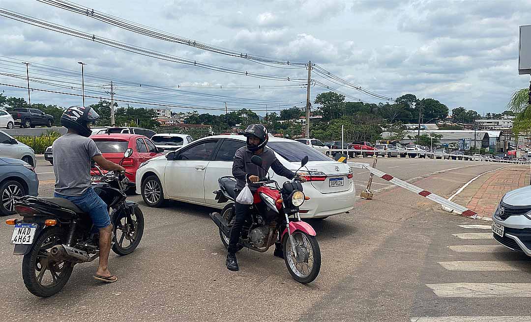 Caos na Ceará; trânsito em uma das principais vias da Capital acreana segue intrafegável até a Dias Martins