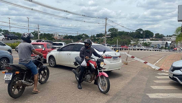 Caos na Ceará; trânsito em uma das principais vias da Capital acreana segue intrafegável até a Dias Martins