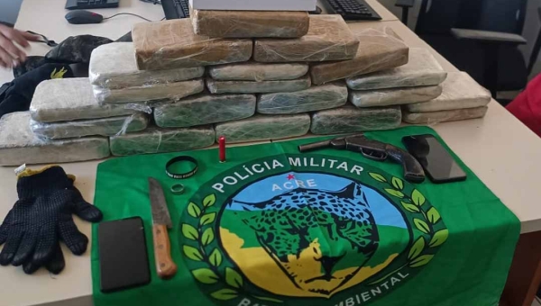 Ação rápida da polícia detém motociclistas com drogas e arma na BR-317, próximo a Vila Acre