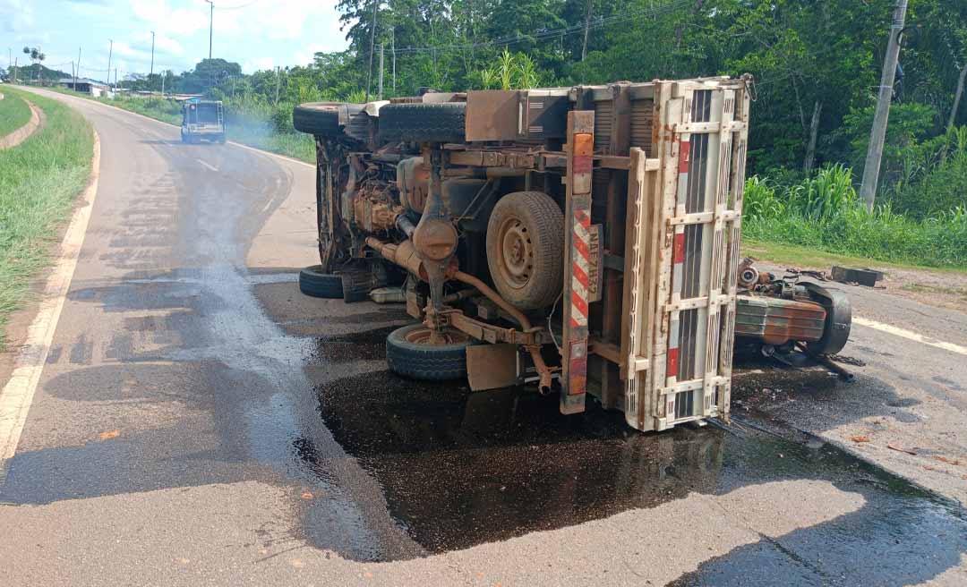 Caminhão tomba e derruba óleo na BR-364 próximo ao bairro Custódio Freire; motociclistas ficam feridos