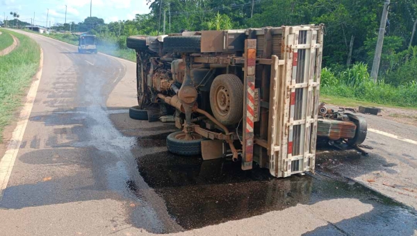 Caminhão tomba e derruba óleo na BR-364 próximo ao bairro Custódio Freire; motociclistas ficam feridos