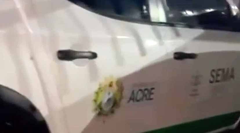 Veículo oficial do governo do Acre é filmado estacionado em frente a bar em Rio Branco; SEMA tenta esclarece o episódio
