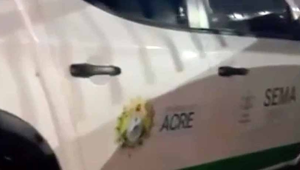 Veículo oficial do governo do Acre é filmado estacionado em frente a bar em Rio Branco; SEMA tenta esclarece o episódio