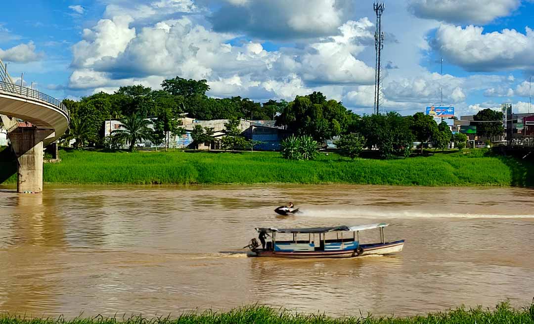 Chuva torrencial eleva nível do Rio Acre em 40 cm e alivia crise hídrica na Capital