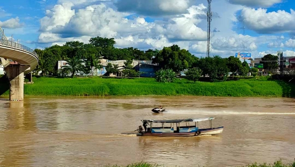 Chuva torrencial eleva nível do Rio Acre em 40 cm e alivia crise hídrica na Capital