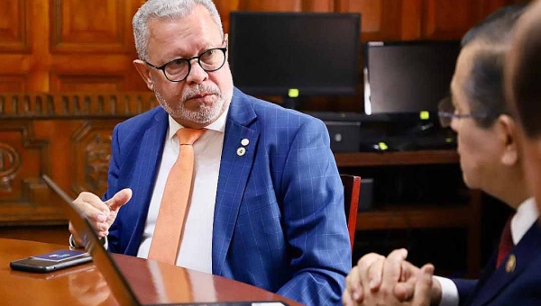 Afonso Fernandes fortalece integração comercial entre Acre e Peru em reunião com presidente do congresso peruano