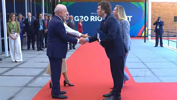G20: após troca de farpas, Lula recebe Milei com aperto de mão formal