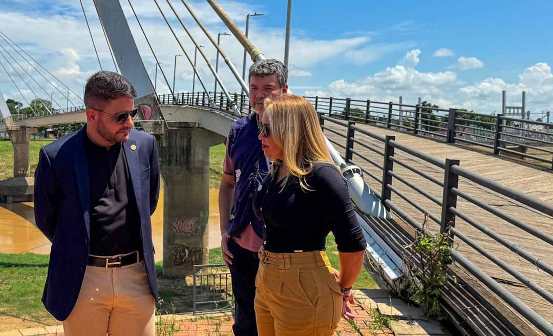 Gladson visita passarela Joaquim Macedo, garante recursos e prazo de recuperação do acesso em 11 meses