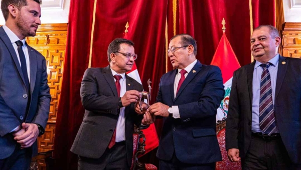 Presidente da ALEAC e secretários do governo discutem com presidente do Congresso peruano avanços na integração comercial entre Acre e Peru
