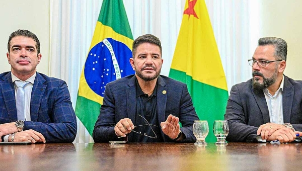 Governador Gladson Cameli recebe da bancada federal caderno de projetos de emendas parlamentares para 2025