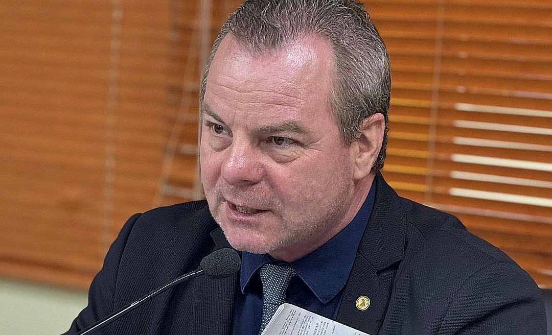 Pedro Longo propõe lei que proíbe uso de celulares por alunos durante as aulas nas escolas do Acre