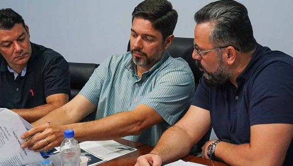 Alan Rick discute desenvolvimento do Acre com diretoria da Associação Comercial