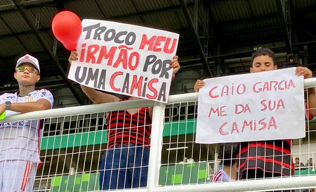 “Troco meu irmão por uma camisa!", diz cartaz irreverente de torcedora do Flamengo na reabertura da Arena da Floresta