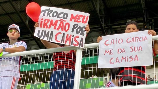 “Troco meu irmão por uma camisa!", diz cartaz irreverente de torcedora do Flamengo na reabertura da Arena da Floresta