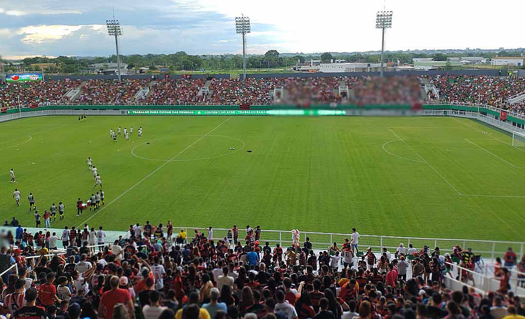 Torcida faz um minuto de silêncio em homenagem ao ex-governador Flaviano Melo na Arena da Floresta