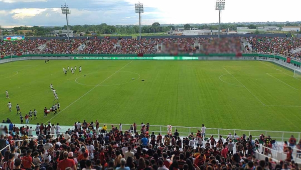 Torcida faz um minuto de silêncio em homenagem ao ex-governador Flaviano Melo na Arena da Floresta