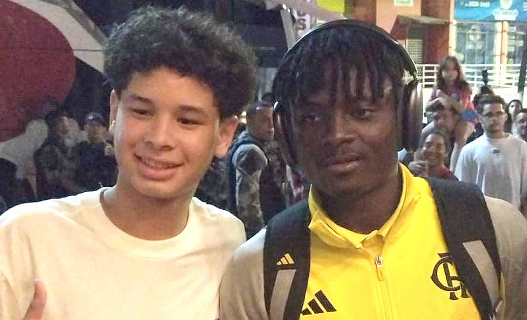 Shola, atacante nigeriano do Flamengo, é o mais ovacionado por torcedores acreanos na chegada a hotel