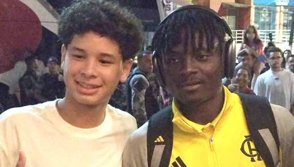 Shola, atacante nigeriano do Flamengo, é o mais ovacionado por torcedores acreanos na chegada a hotel