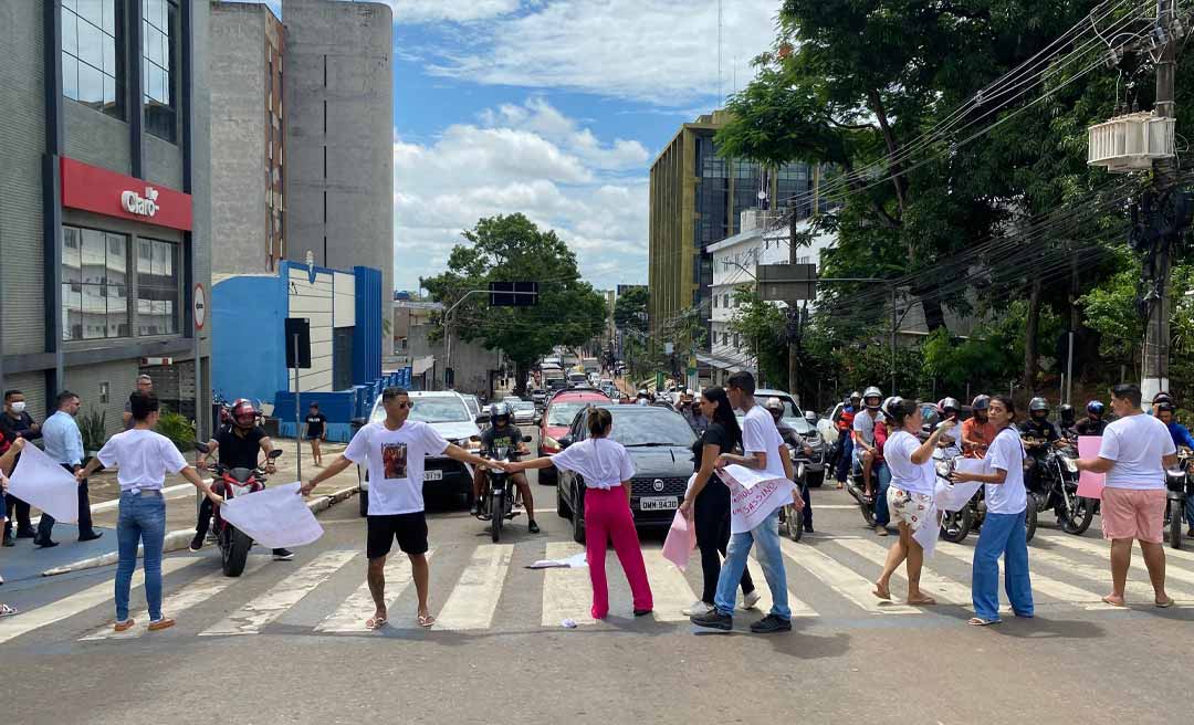 Família de jovem assassinado fecha vias em protesto por justiça em Rio Branco