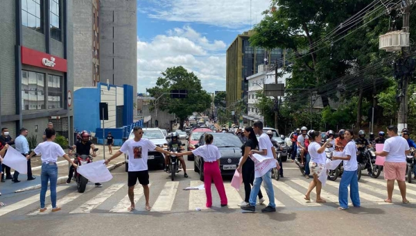 Família de jovem assassinado fecha vias em protesto por justiça em Rio Branco