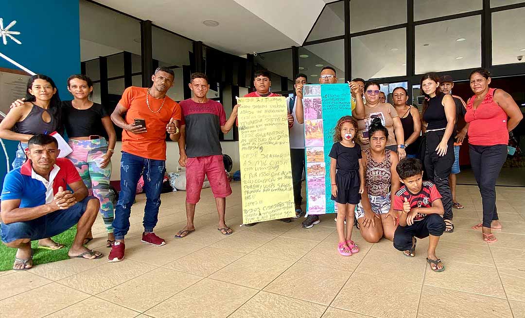 Famílias despejadas do “Terra Prometida” ocupam entrada da Aleac em busca de moradia: “Não tivemos direito de retirar nossas coisas, muitos perderam tudo!”