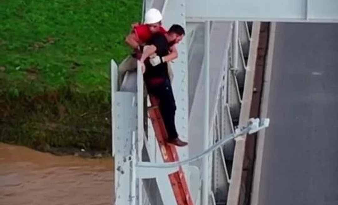 Assista ao vídeo do homem que tentou se atirar da ponte JK, mas foi resgatado pelos bombeiros
