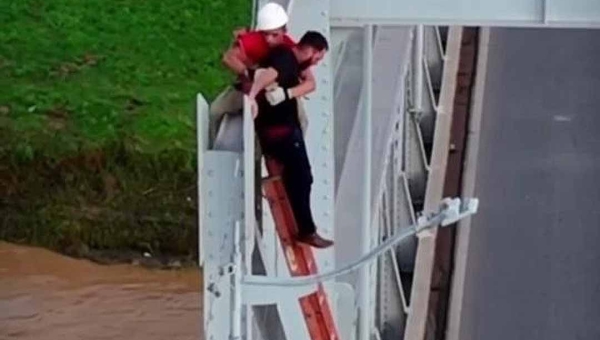 Assista ao vídeo do homem que tentou se atirar da ponte JK, mas foi resgatado pelos bombeiros