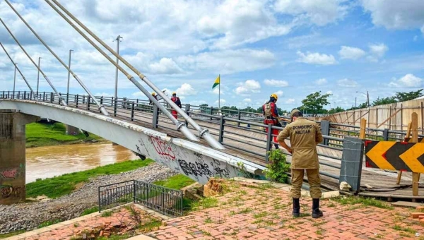 Após problemas em estrutura, governo instala cabos de aço em pilar da passarela Joaquim Macedo