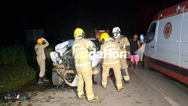 Colisão de caminhonete com rolo compactador deixa três pessoas feridas na BR-364